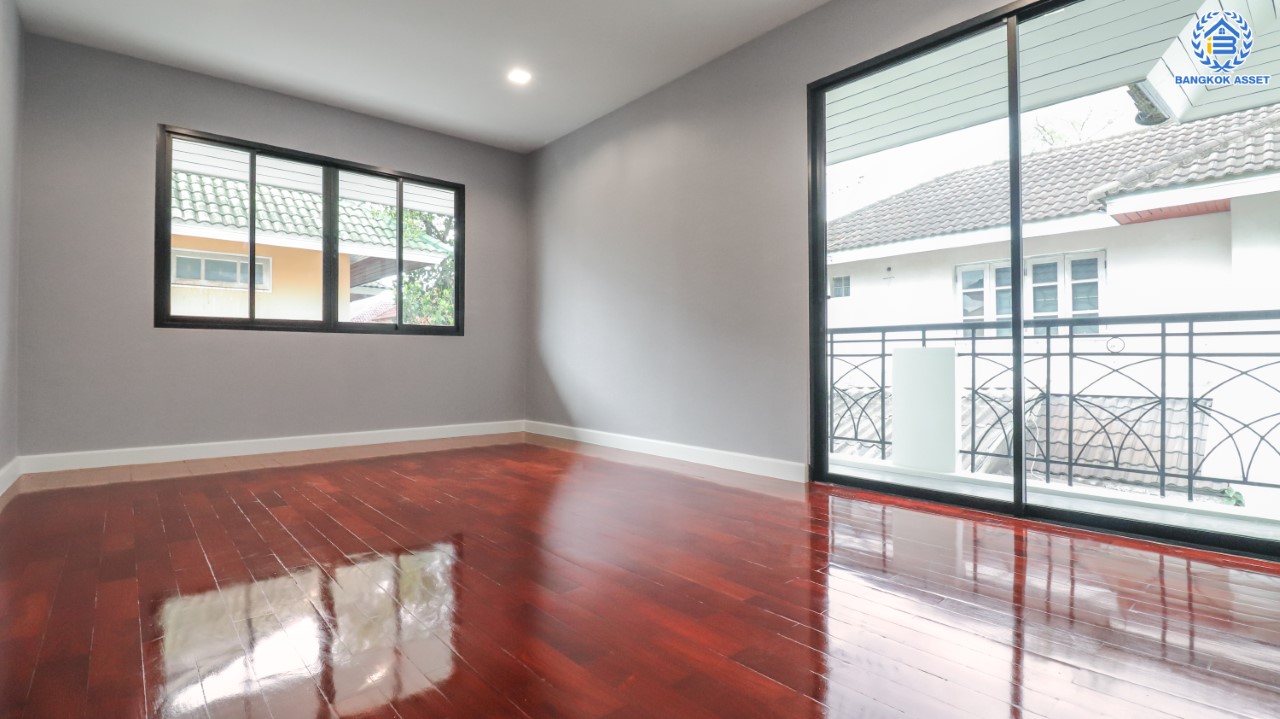 คฤหาสน์มือสองตกแต่งใหม่ #หลังมุม โครงการ บ้านภาณุ ปิ่นเกล้า-ตลิ่งชัน เนื้อที่ 135.5 ตร.ว. ฟังก์ชันจัดเต็ม 5 ห้องนอน 5 ห้องน้ำ จอดรถได้ 4 คัน บนพื้นที่ใช้สอยเกือบ 460 ตร.ม. พร้อมพื้นที่สนามหญ้ากว้างกว่า 100 ตร.ม. ตอบโจทย์ครอบครัวใหญ่ บนทำเลศักยภาพ เชื่อมต่อทั้งถนนกาญจนาภิเษก และทางคู่ขนานลอยฟ้าบรมราชชนนี ใกล้สถานีขนส่งสายใต้ใหม่ และเซ็นทรัลปิ่นเกล้า